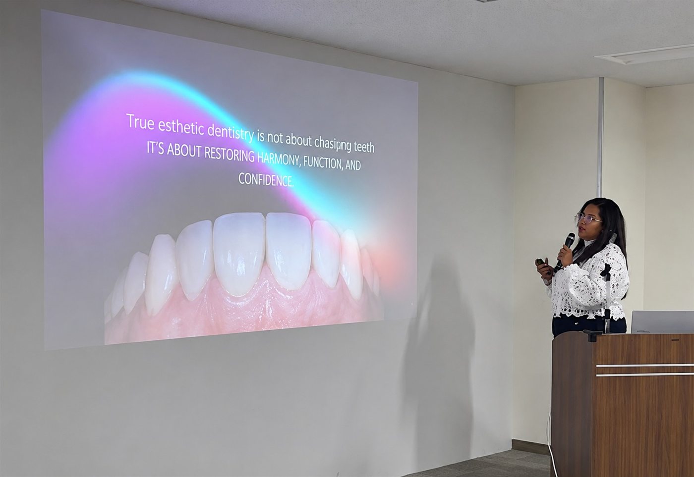 Dra. Andrea Arias durante una clase de odontología estética